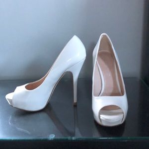White peeptoe Aldo pumps. Patented leather.